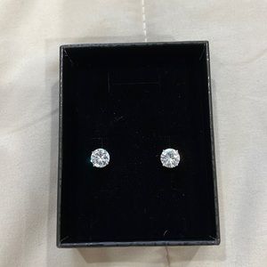 Beautiful silver earrings w/ cubic zirconia. (Unisex)
